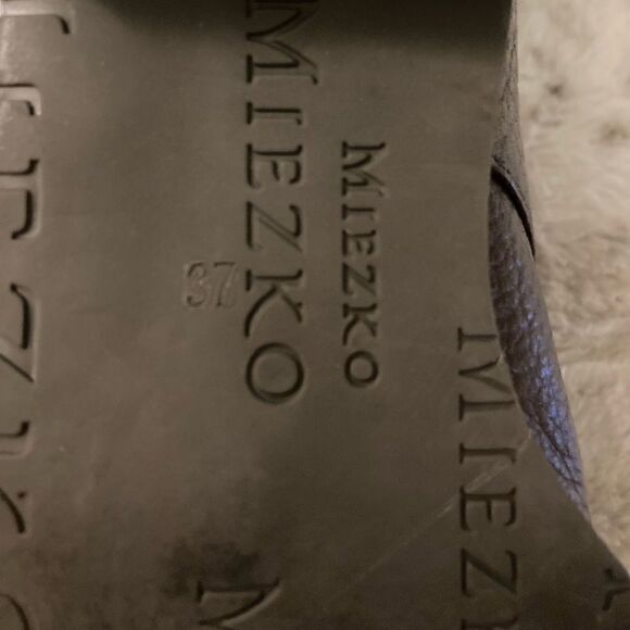 𝅺: : MIEZKO 90s Style Fold Over Ankle Boots with Gold Stud Detail : : - Picture 11 of 16